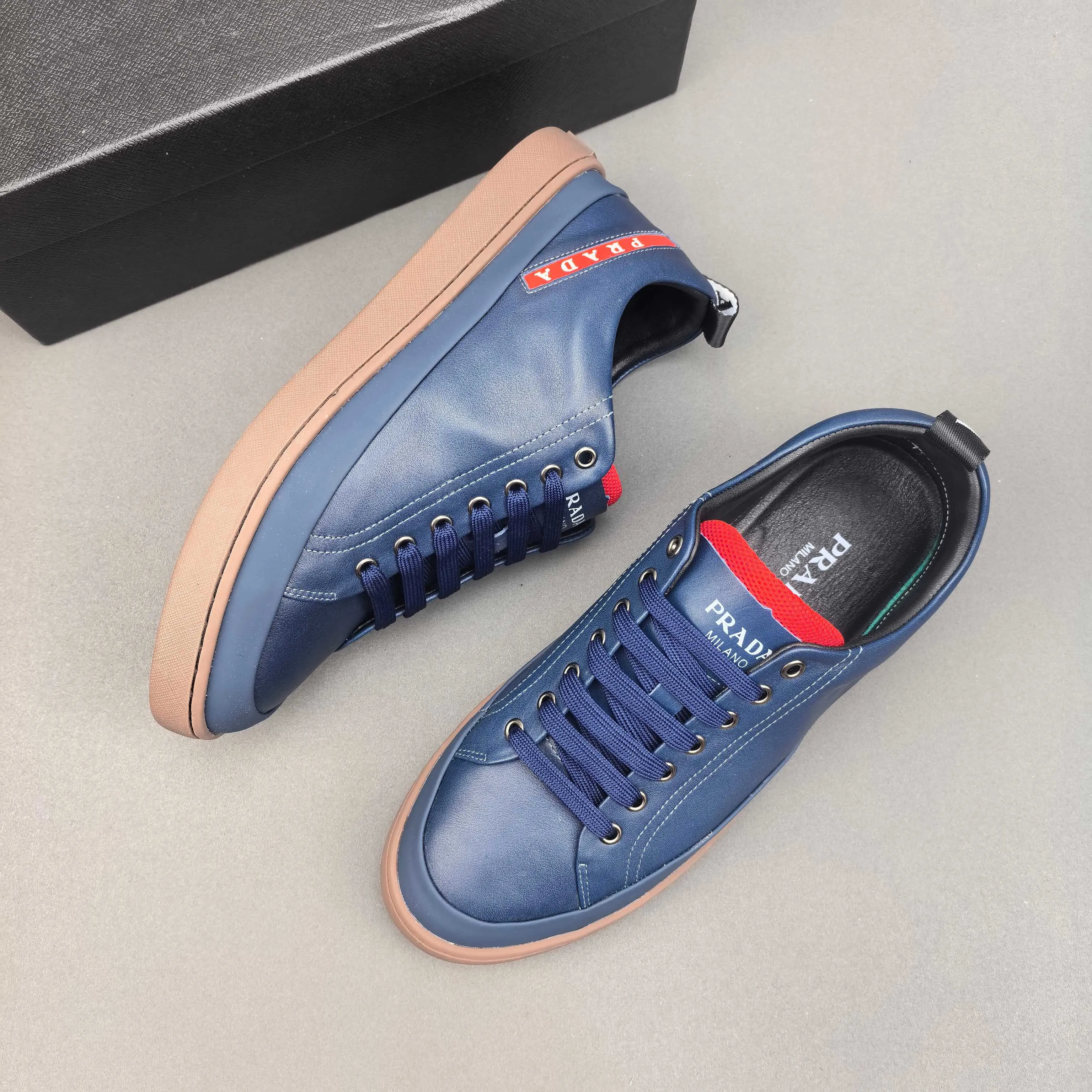 PP400👟👟👟Prada set off the audience! Prada, an international brand that is constantly innovating, this men's casual shoe, the original version, made of cowhide leather at a ratio of one to one at the store, with leather feet and rubber non-slip outsole, breathable and comfortable, quality speaks for itself👄38-44